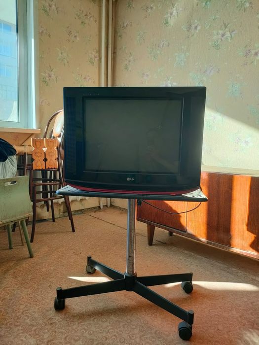 Телевизор LG с тумбочкой