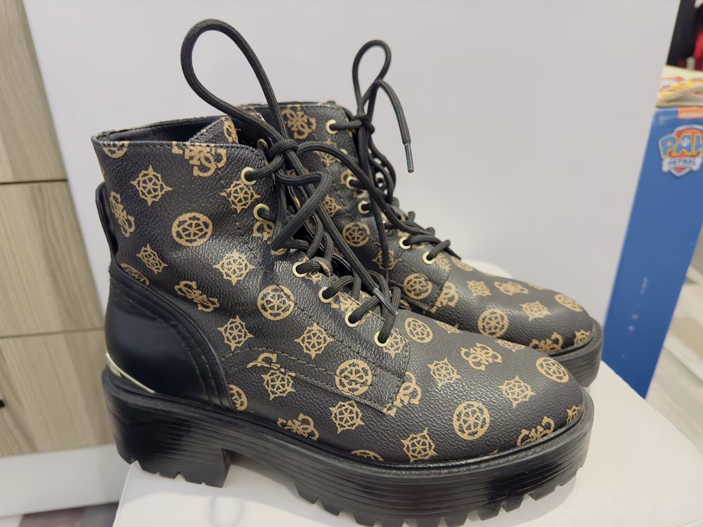 Оригинални боти Guess