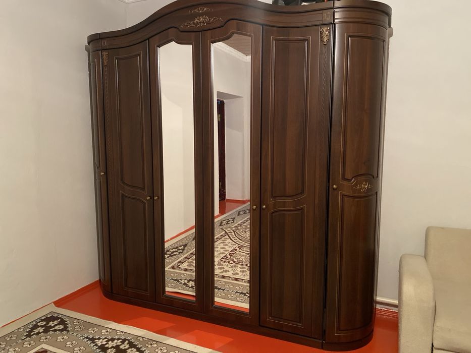 Шкаф для спальни в хорошом состояние