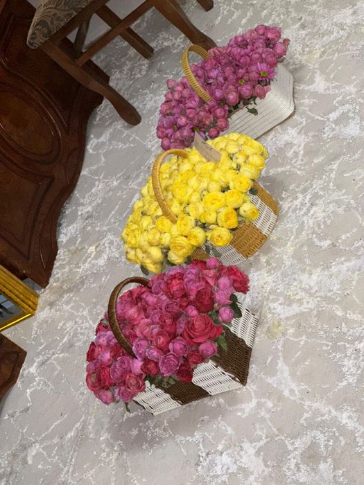 Пионовидные розы в корзине, свежие цветы