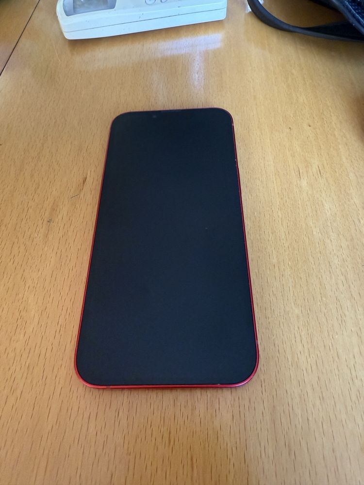 Продава се Iphone 13 256 GB (червен)