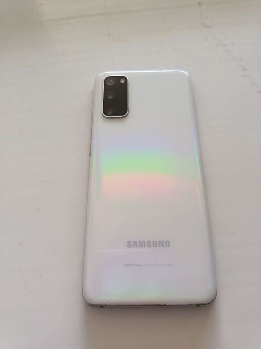 Samsung s 20  12/128 сотилади