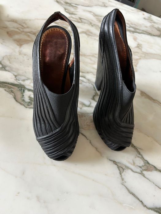 Pantofi GIVENCHY din prezentare de moda (pret noi 7800 lei)