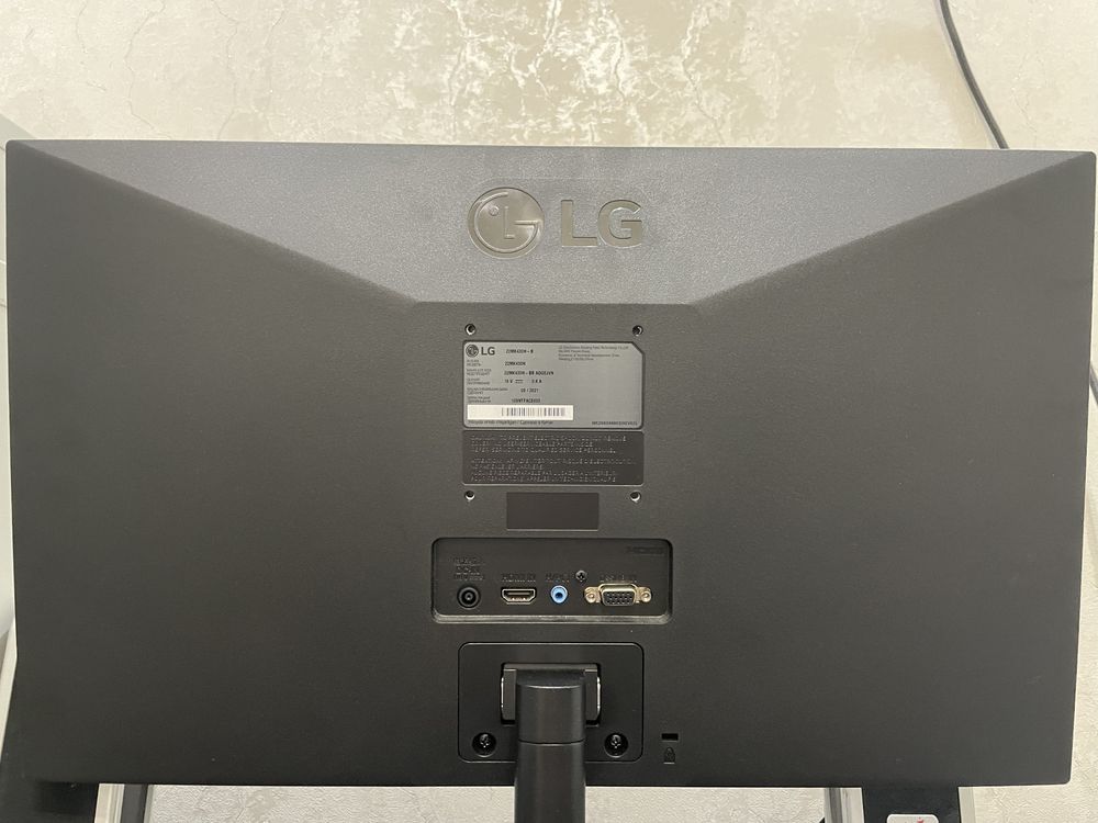 Monitor sotiladi LG 22 tali