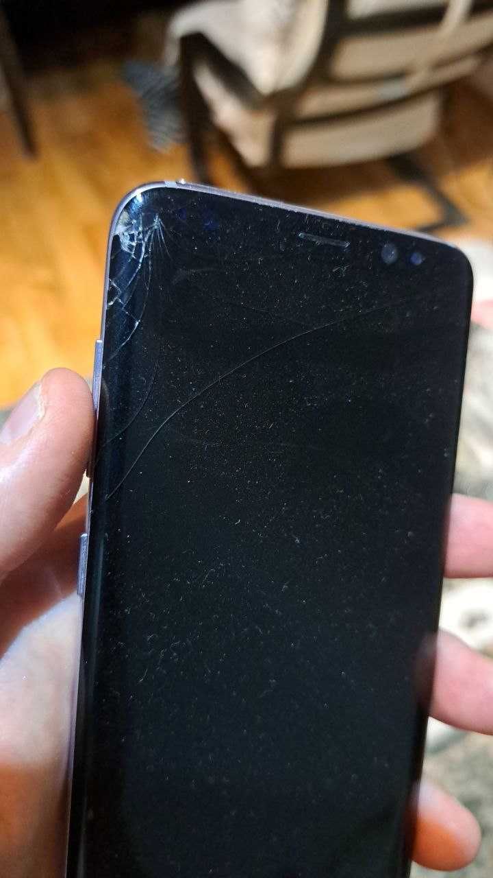 Samsung S8 - display crapat in colt