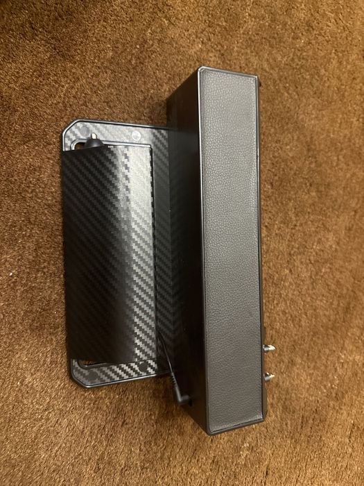 Încărcător pentru mașina de pus între scaun și cotieră