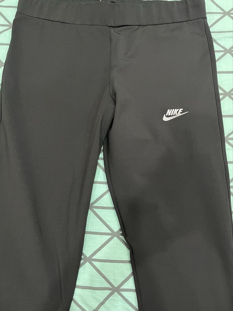 Черно долнище и клин на Nike