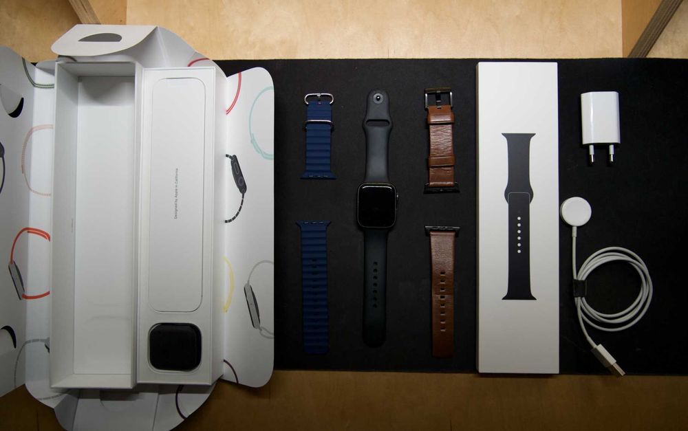 Apple Watch Series 5 44mm + 3 Каишки