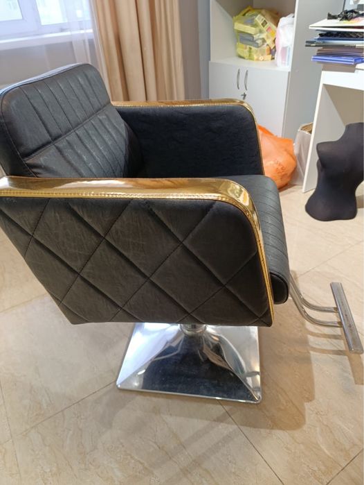 Кресло, у нас есть и другиетоварь на складе,свяжитесь с нами