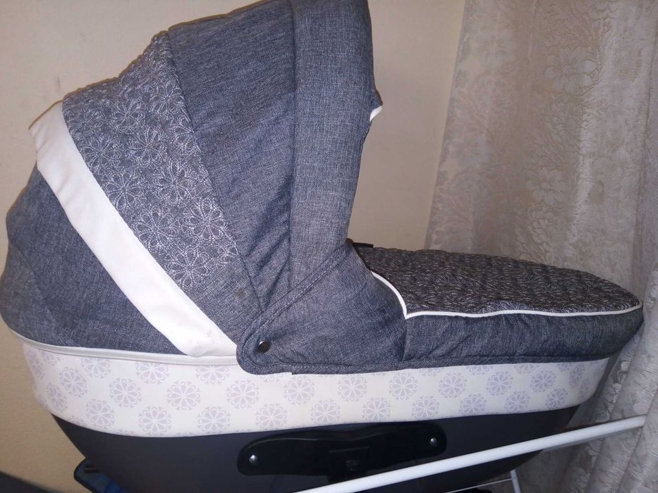 Чисто нов кош , стол за кола, с всички аксесоари