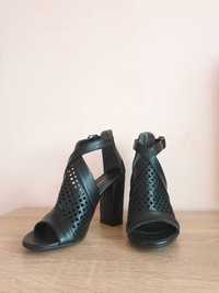 Елегантни черни обувки на ток с мрежа