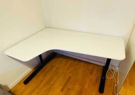 Бяло бюро с черни крака IKEA BEKANT 160x110 cм