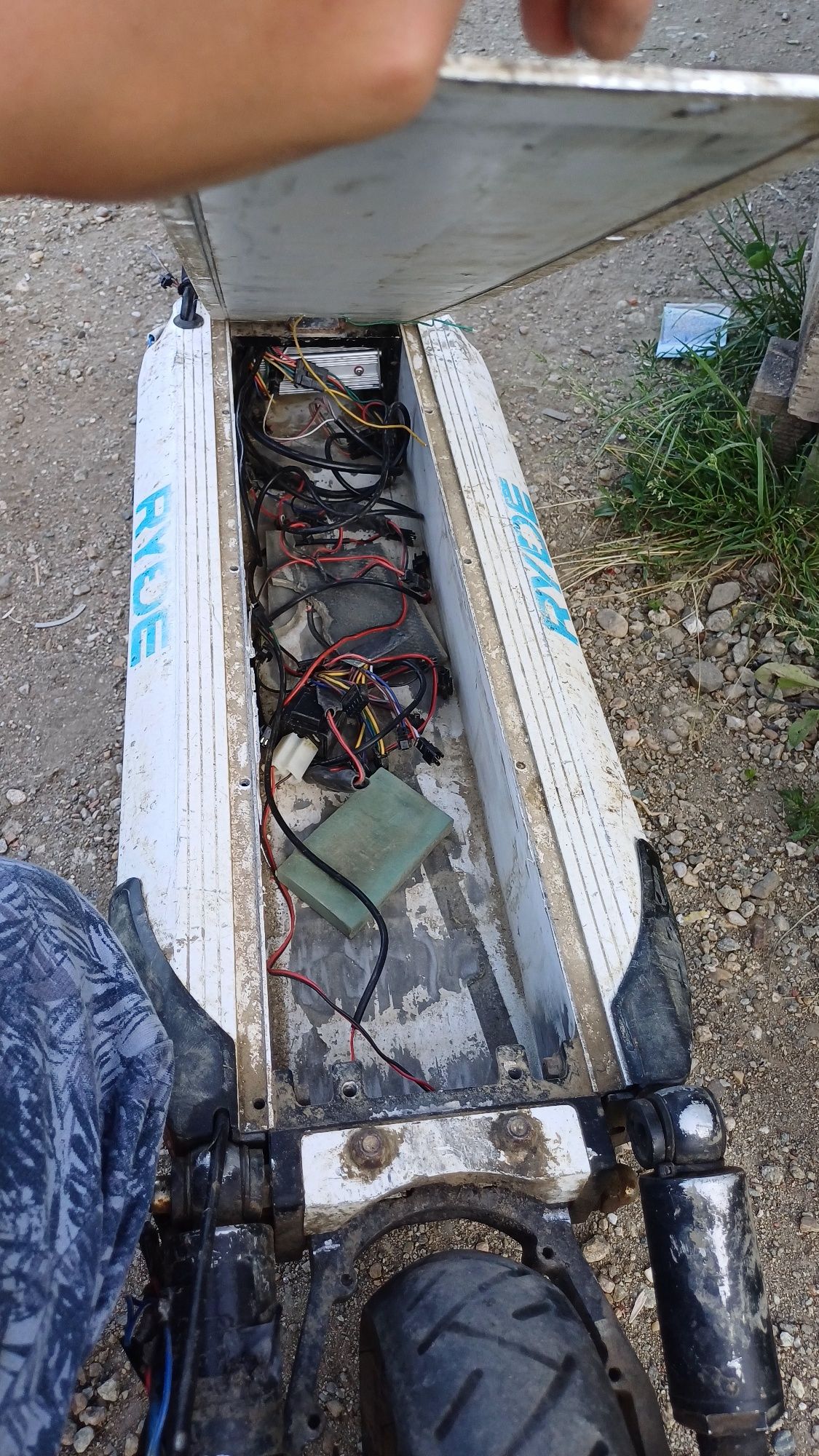 Vând trotinete electrice