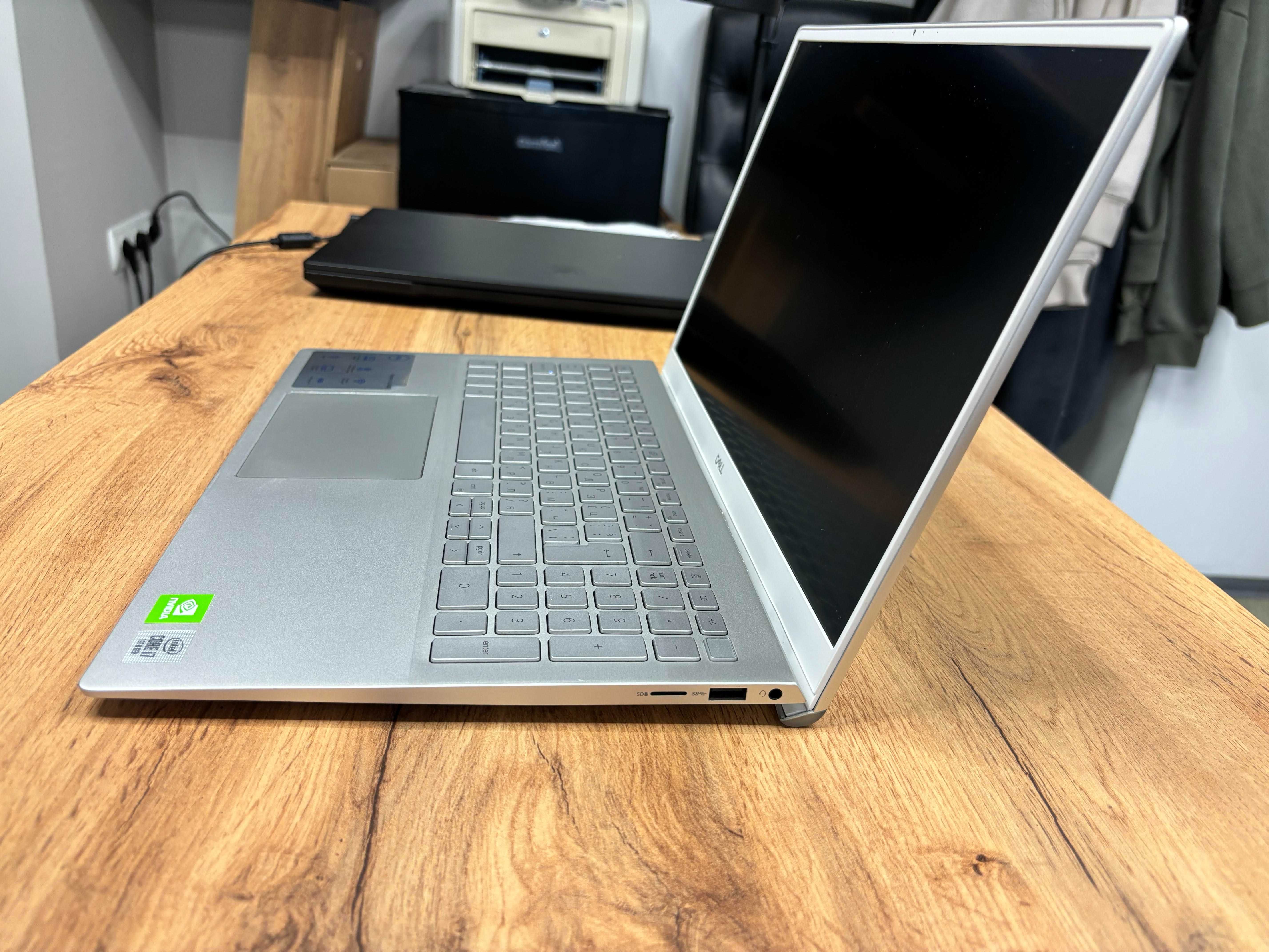 Лаптоп Dell Inspiror 15 500 Ultrabook, 15.6 инча, 12 GB RAM, 1 TB SSD