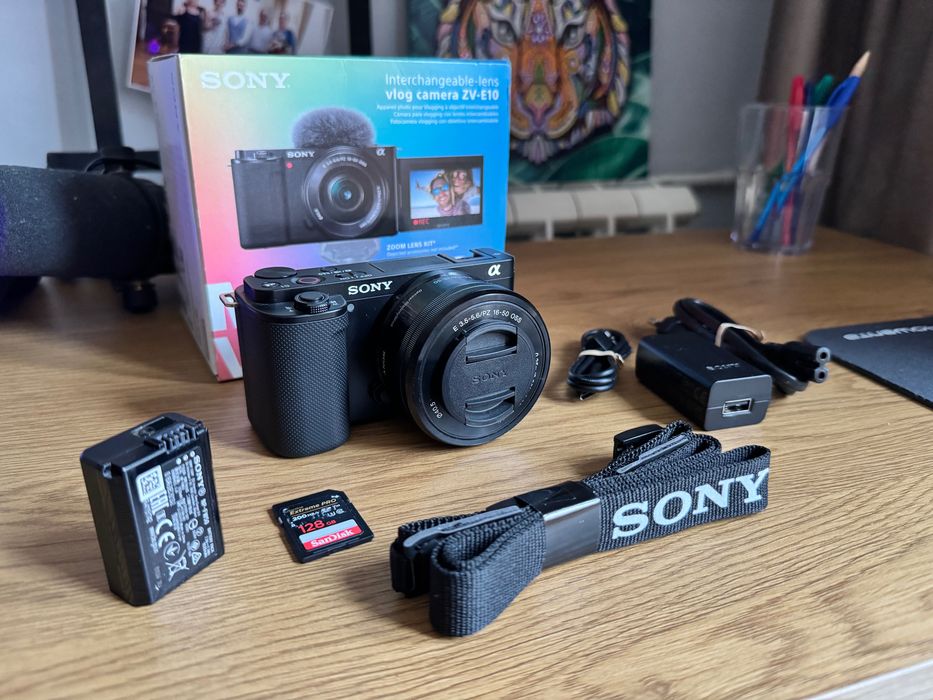 Sony ZV E10 cu obiectiv 16-50mm + Card SD 128 GB