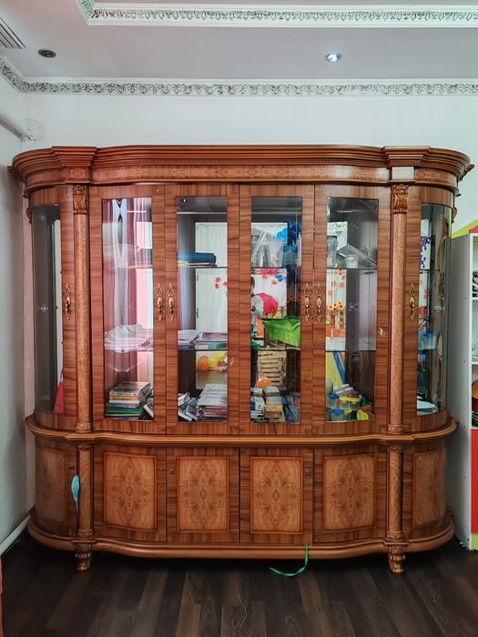 Сервант,шкаф из натурального дерева