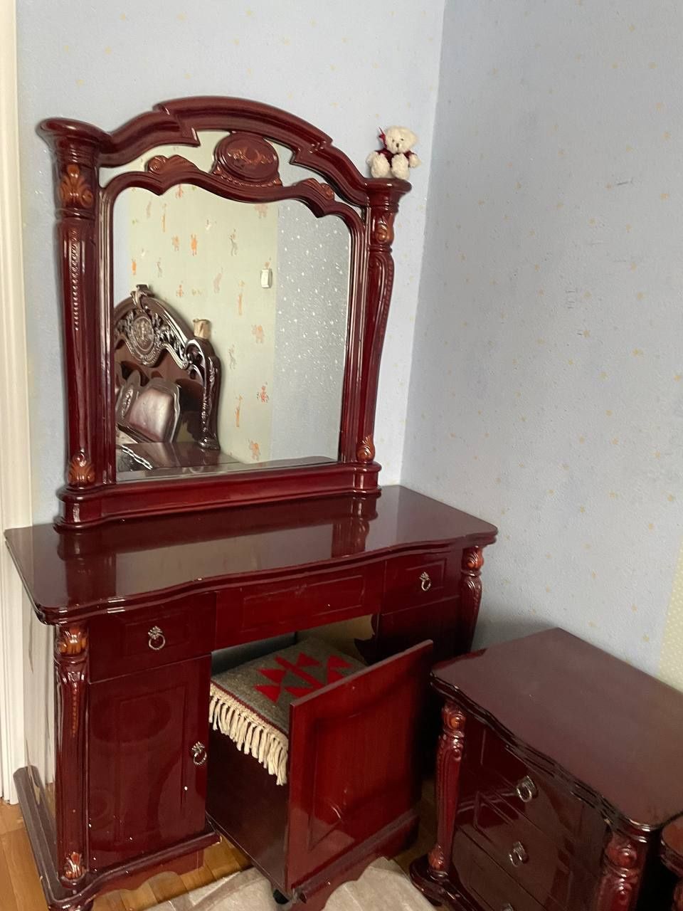 Продаётся спальный гарнитур.