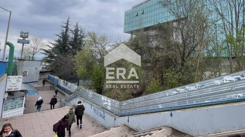 Медицински център за продажба на оживен булевард до метростанция "Слив