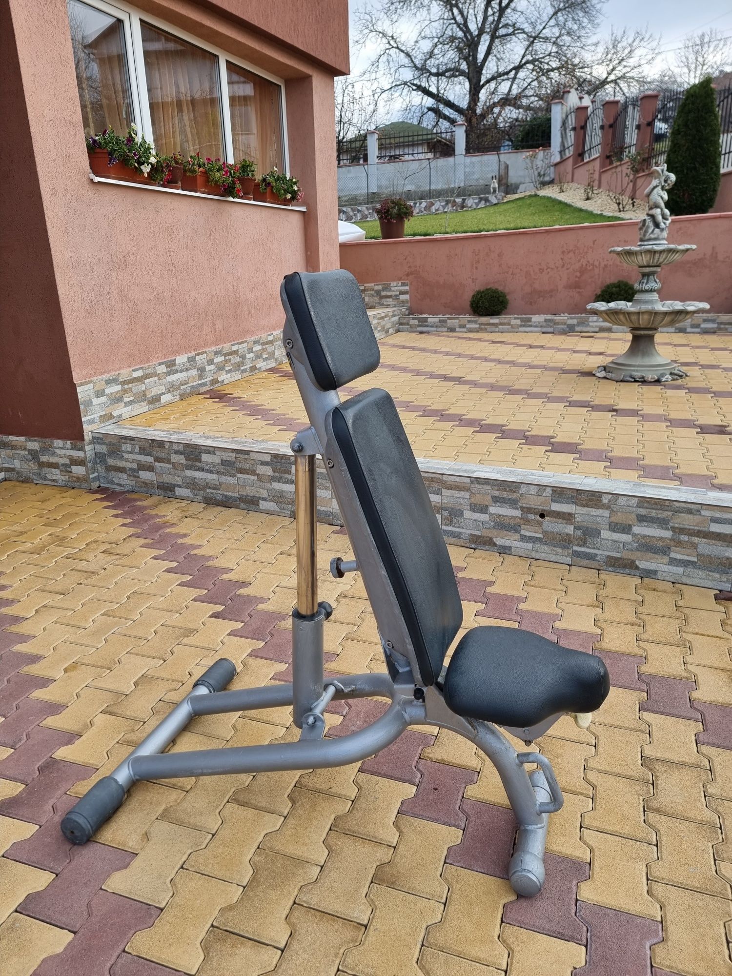 Регулируема лежанка Technogym Element+ Series