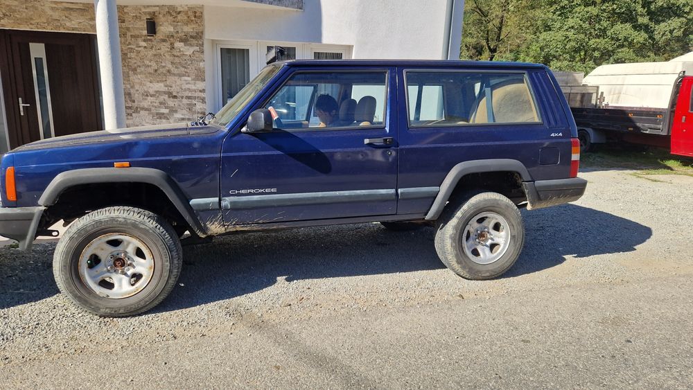 Vând cherokee xj 2.5
