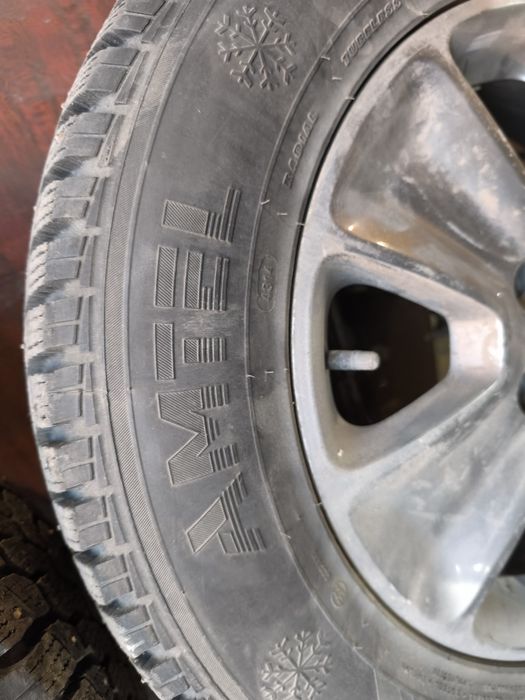 Продам шины шипованные на дисках 2шт