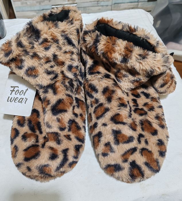 Papuci de casa noi cu eticheta