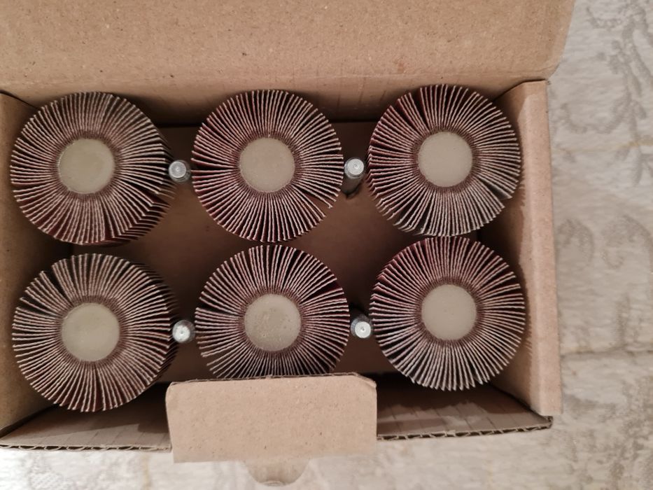 Круг шлифовальный веерный лепестковый.