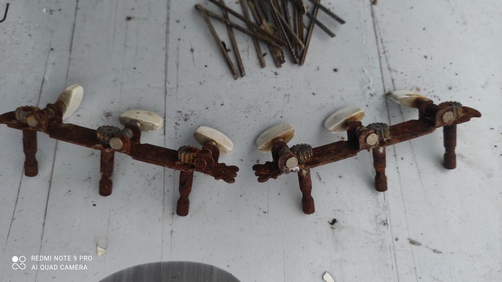 Запчасти от гитары.