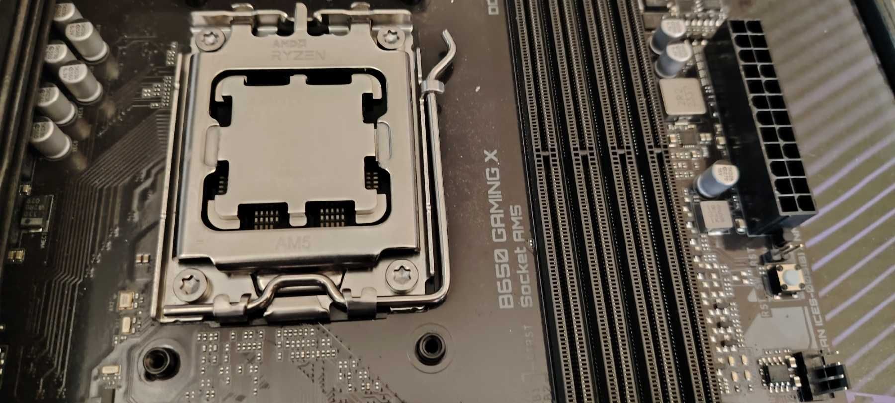 GIGABYTE B650 GAMING X + AMD RYZEN 7 7700 8-Core (5.3 GHz Turbo) AM5