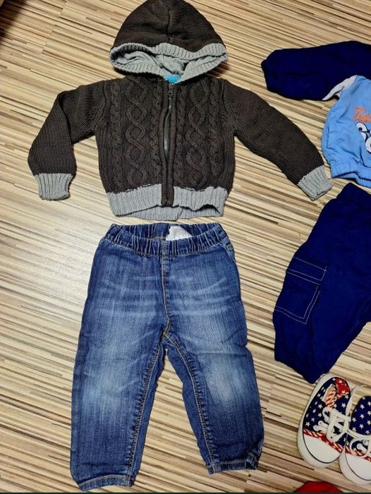 Lot hăinuțe 6-9 și 9-12 luni Disney, H&M , Chicco.