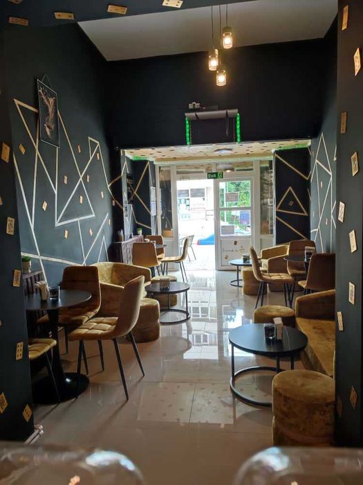 Cafenea de vânzare, complet
utilată, gata de funcționare