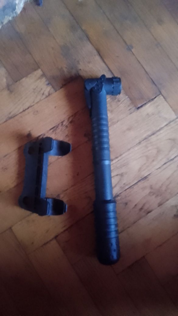 Pompa bicicleta portabila cu suport functionala