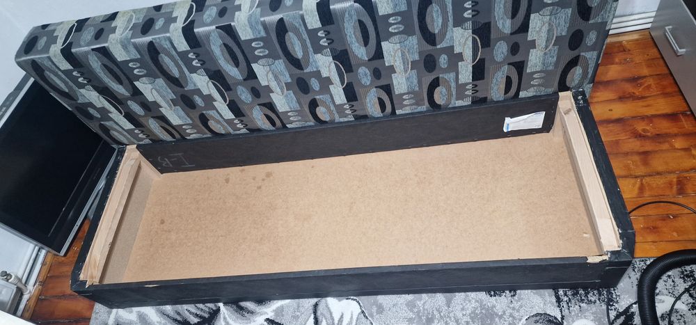 Vând canapea urgwnt