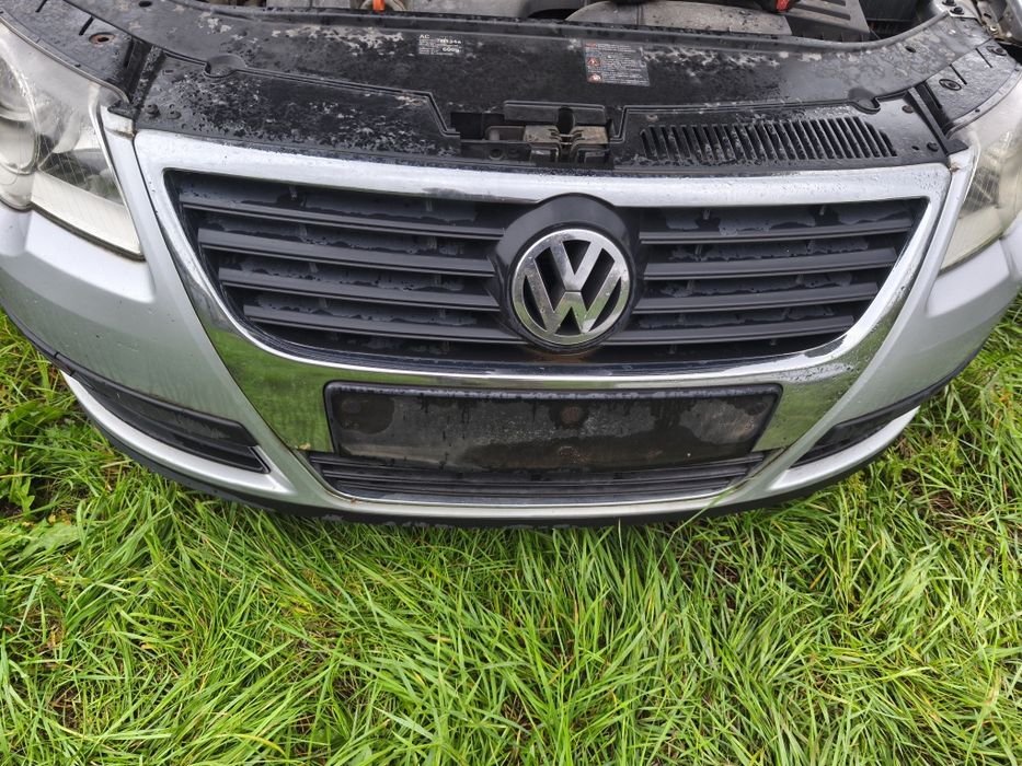 Bară față cu grilă centrală cromată gri LA7W Volkswagen Passat B6