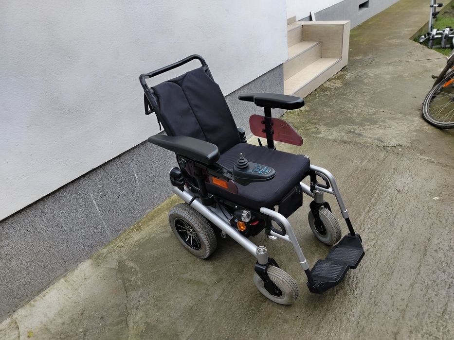 Cărucior scaun electric pentru persoane cu dizabilități