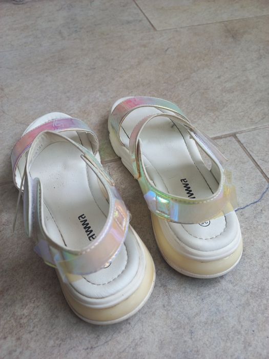 Vând sandale silver fete nr.35