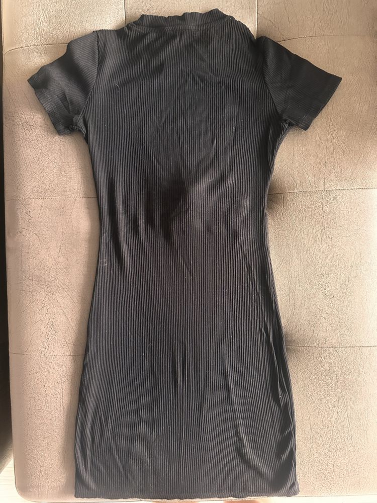 Черна рокля Bershka