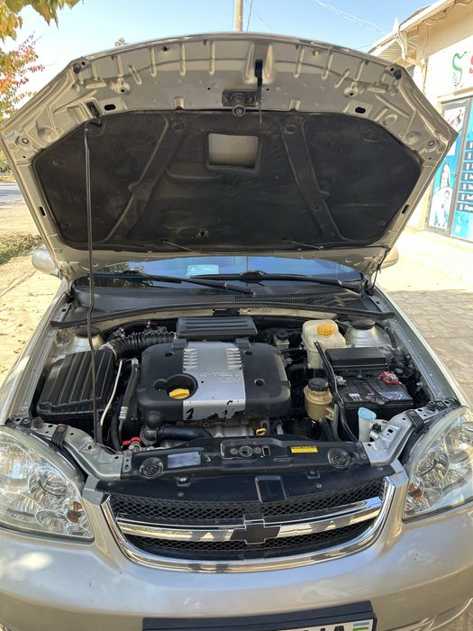 Lacetti 1.8 sotiladi