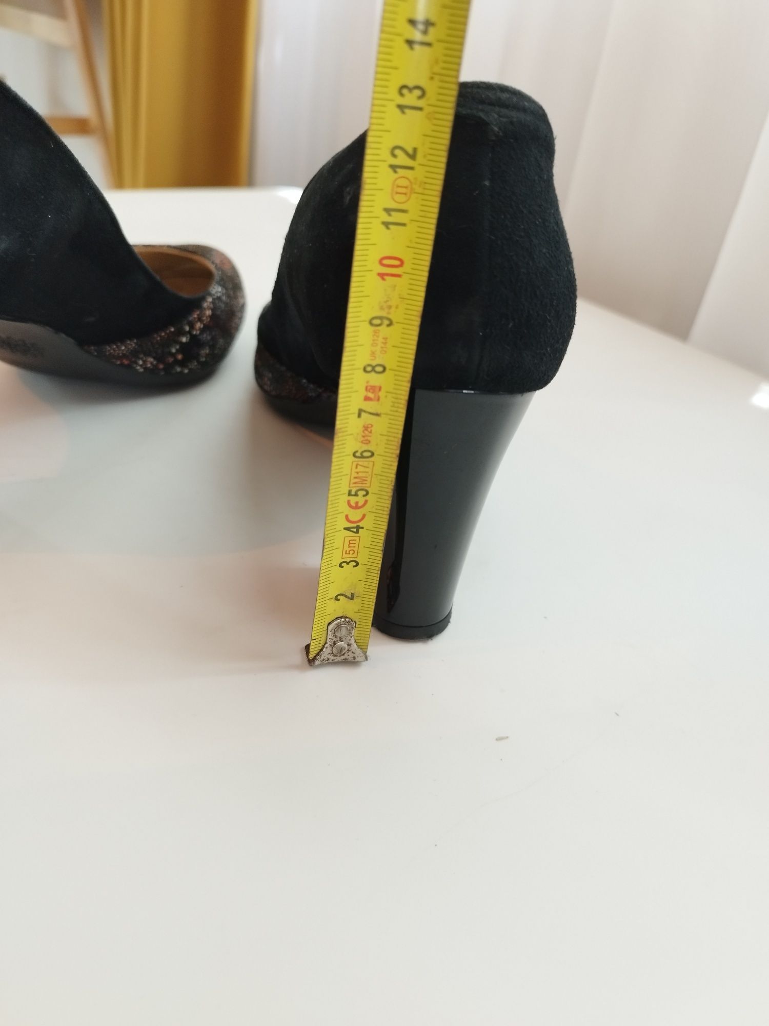 Pantofi din piele întoarsă Nr 39, stare impecabilă