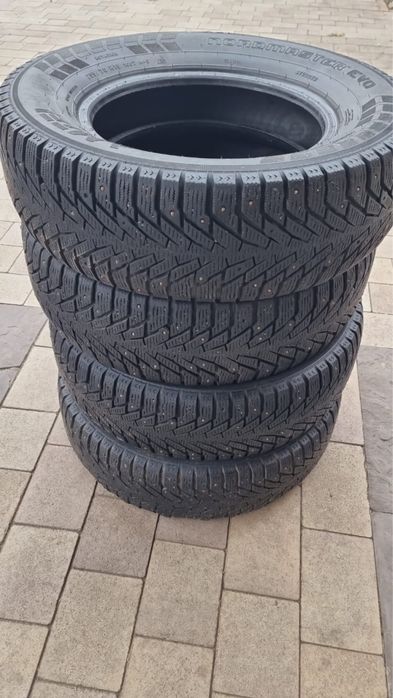 Продам комплект зимнюю резину 205/70 R15