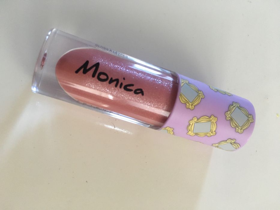 REVOLUTION X FRIENDS Гланц за устни Monica, 1бр.