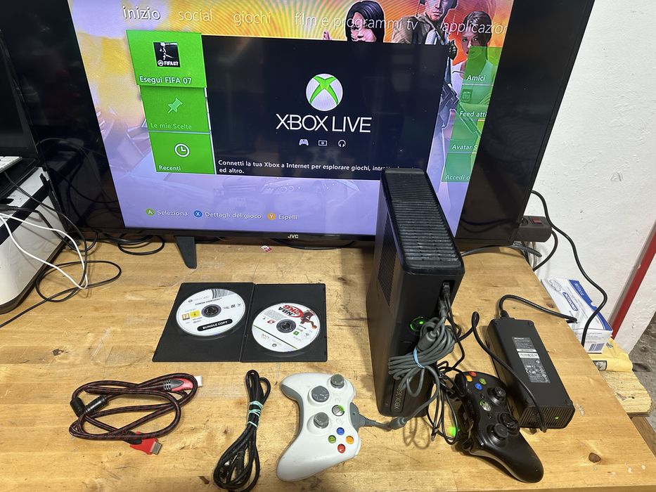 Consola xbox 360s cu doua manete si jocuri