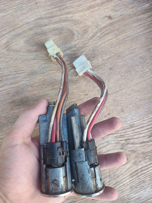 Vând doua contacte Dacia
