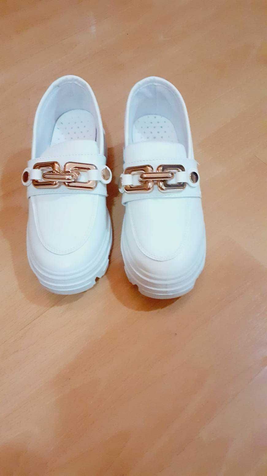 Нови бели обувки