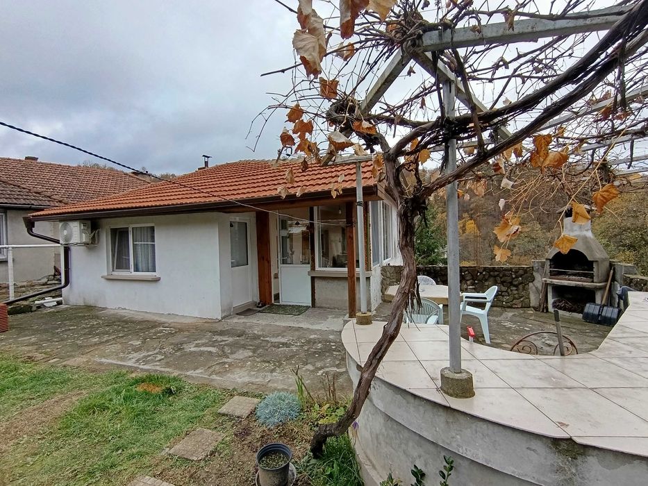 Монолитна къща в с. Жълтеш