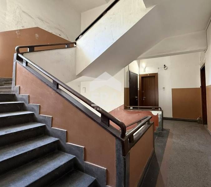 Двустаен апартамент с отделна кухня до площад "Възраждане"