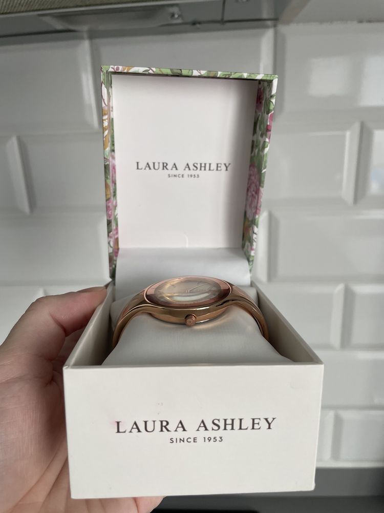 Часы Laura Ashley