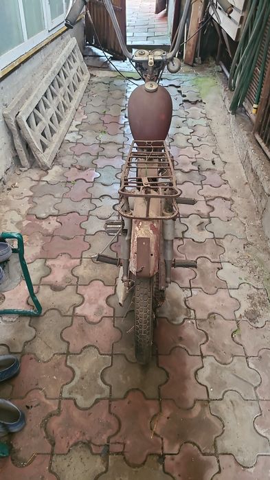 Vând motoreta veche  pentru piese sau proiect.  marca Simson Petru pie