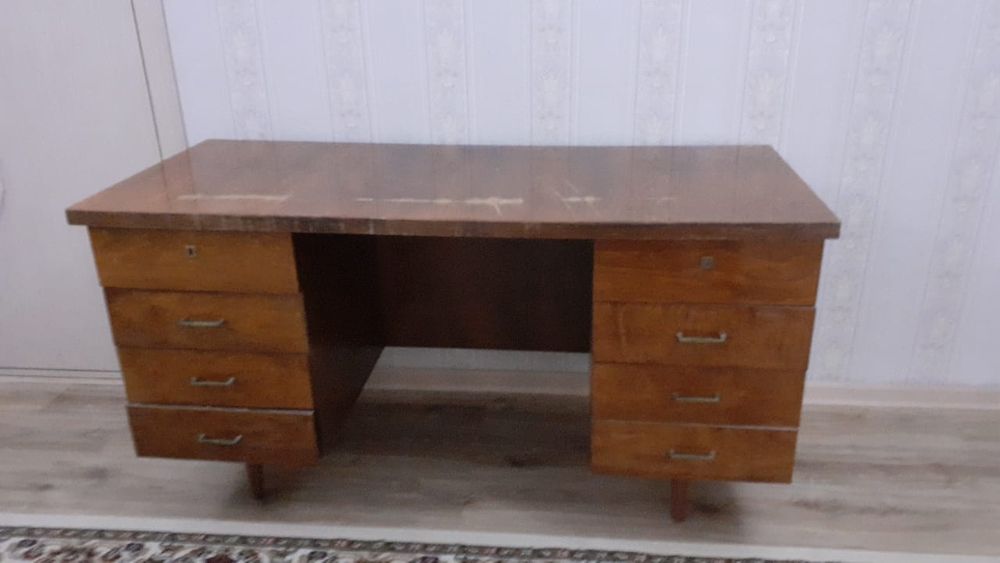 Продам стол в отличном состояний