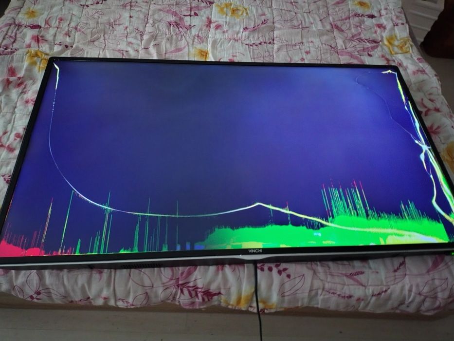 Vind tv cu displeiul spart.